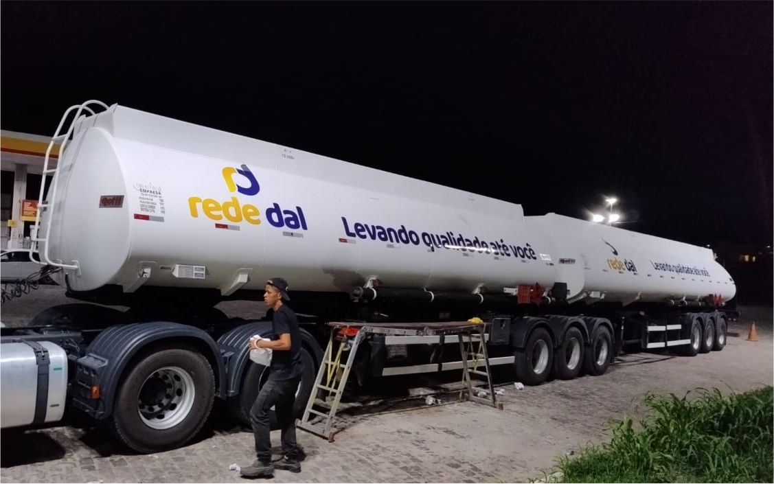 Envelopamento premium da frota Rede Dal